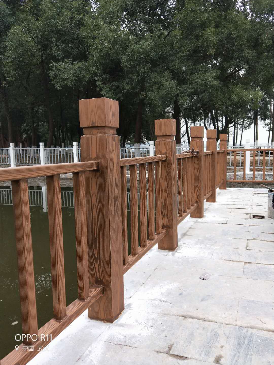 海东河道护栏木纹漆施工项目